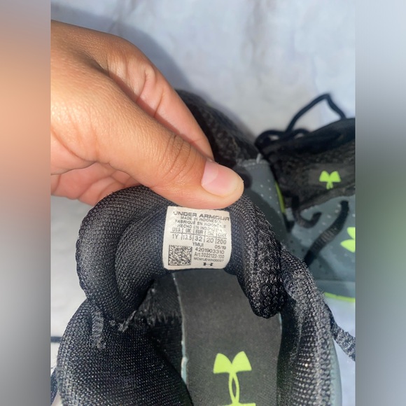 Under Armour… Boys shoes, size 1Y - Picture 6 of 7